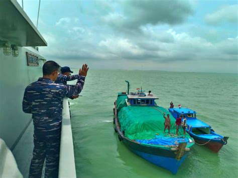 Diterjang Gelombang Besar Kapal Bawa Ton Kelapa Diselamatkan Kapal