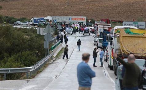 Vecinos Afectados Por El Temporal Cortan La Carretera De Ronda En