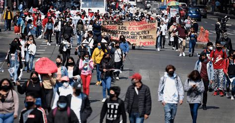 México estudiantes marchan contra regreso de clases sin estar