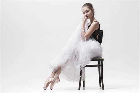 Ballerine Adolescente En Jupe Blanche Posant Sur La Chaise Photo Gratuite