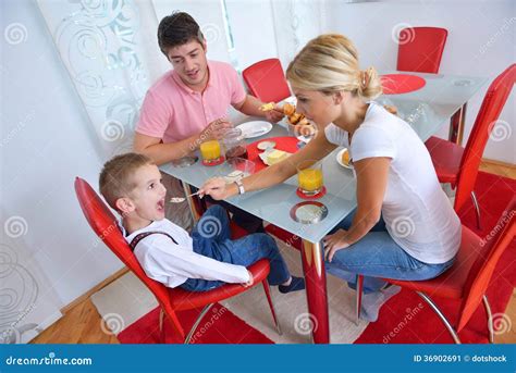 La Familia Desayuna Sano En Casa Imagen De Archivo Imagen De Desayuno