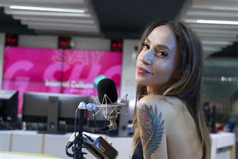 Malena La Pugliese Disegna Il Pene Perfetto Il Video Radio Deejay