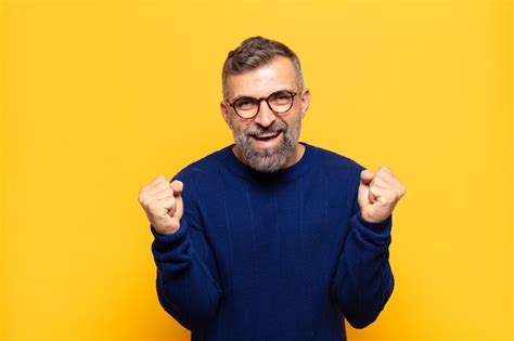 Hombre Guapo Adulto Que Se Siente Sorprendido Emocionado Y Feliz