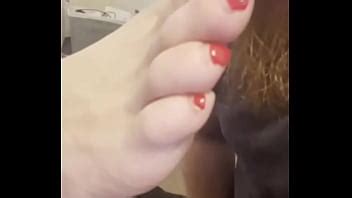Chupando Sus Dedos De Los Pies Sexy Antes De Ballbusting XVIDEOS