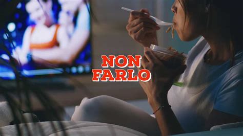 Perché potrebbe essere una cattiva idea mangiare davanti alla televisione