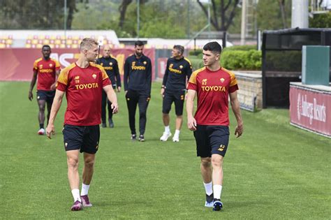 Trigoria Roma Monza La Ripresa Degli Allenamenti Dei Giallorossi