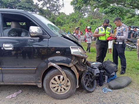 Braak APV Tabrak Dua Pengendara Sepeda Motor Sekaligus Di Sungai