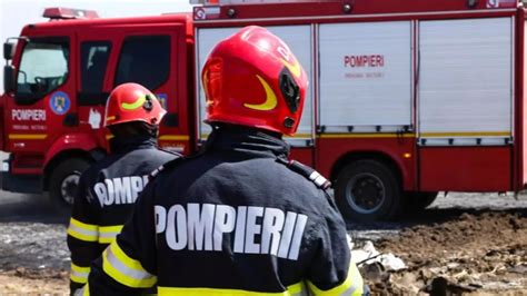 Incendiu cu degajări mari de fum la un service auto din Piteşti