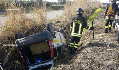 Lamezia Auto Si Ribalta Su Ss Intervengono Vigili Del Fuoco Il