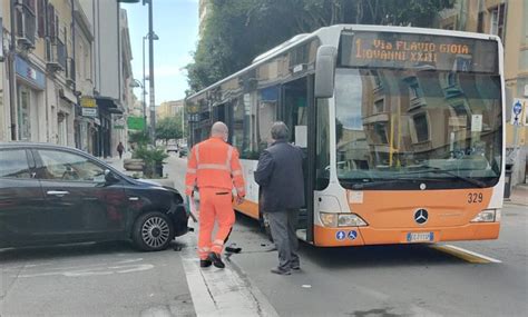 Cagliari Paura In Centro Schianto Auto Bus Tra Via Paoli E Via Tola