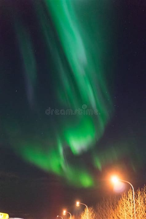 Aurora Boreal Aurora Borealis Sobre Paisaje En Islandia Con Foto De