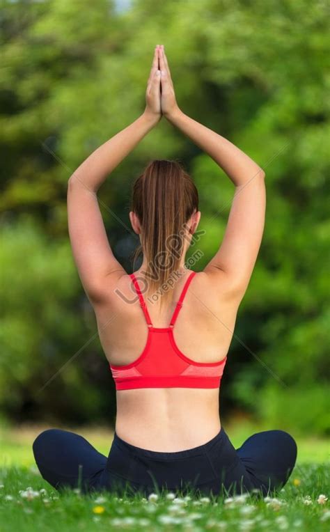 Vista Trasera De Una Mujer Joven Sana Y En Forma Practicando Yoga En