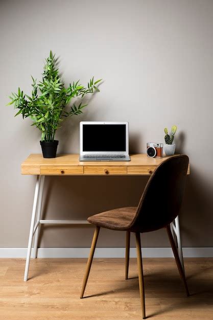 Eenvoudig Houten Bureau Met Stoel En Laptop Gratis Foto