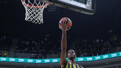 Fenerbahçe Beko Dyshawn Pierre ve Metecan Birsen le yeni sözleşme imzaladı