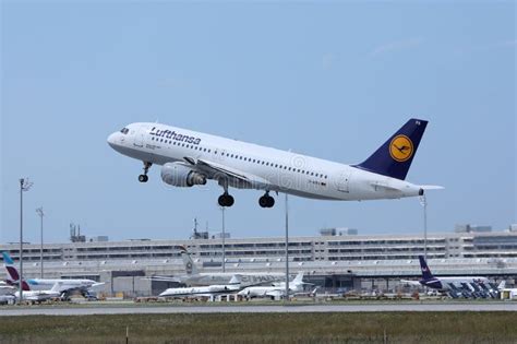 Lufthansa Flugzeug Das Oben In Den Himmel Fliegt Redaktionelles