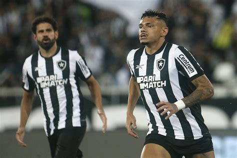 Autor do gol de empate do Botafogo Tiquinho Soares lamenta tropeço e