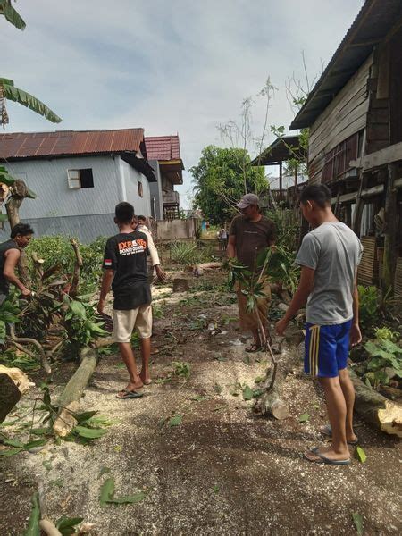 WARGA BERGOTONG ROYONG MEMBERSIHKAN LAHAN LOKASI PEMBANGUNAN JALAN