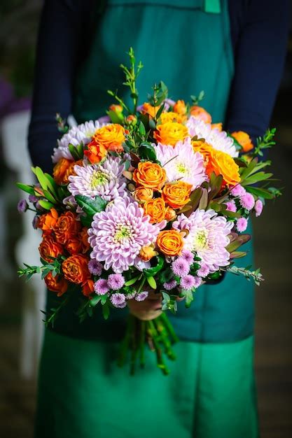 Premium Photo Woman In Green Dress Holding Bouquet Of Flowers