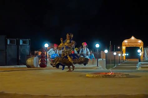 Bailarina Femenina En El Desierto De Thar Rajasthan India Foto De