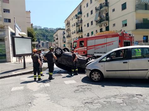 Incidente A Fuorigrotta Scontro Tra Due Auto E Una Si Ribalta