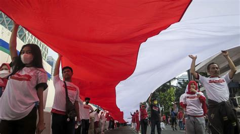 Bendera Merah Putih Sepanjang 1 700 Meter Diarak Dari Istana Ke Bundaran HI