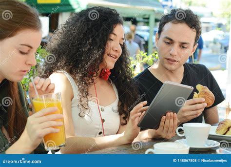 Grupo De Amigos Que Se Encuentran En Una Cafeter A Foto De Archivo