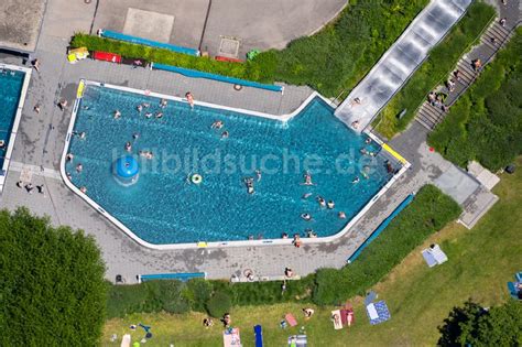 Luftaufnahme Wasserburg Bodensee Uferbereiche mit Badegästen am