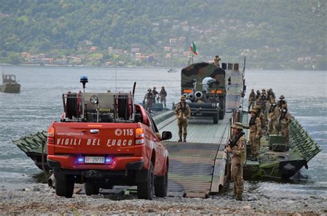 Esercito Italiano E Svizzero Aeronautica Militare Vigili Del Fuoco E