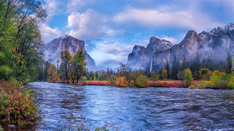 Widok Znad Rzeki Na Skaliste G Ry W Parku Narodowym Yosemite W Kalifornii