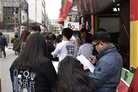 포토뉴스 함안수박 매력에 푹 빠진 시민들 제 25회 함안수박축제 프리페스티벌 대학로 수박 프로모션 행사 성료 뉴스테이지