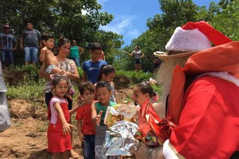 Papai Noel Pantaneiro Arrecada Livros E Brinquedos Para Presentear