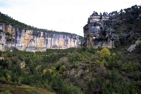 El Pequeño Pueblo De Cuenca Que Está En Un Parque Natural Un Balneario Un Castillo Medieval Y