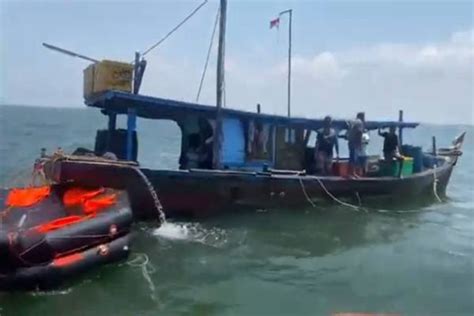 Kapal Tenggelam Di Perairan Padang Tikar 2 Abk Ditemukan Selamat