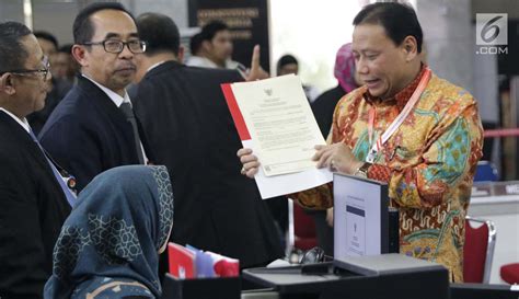 Foto Bawaslu Serahkan Alat Bukti Sengketa Pilpres Ke Mk Foto