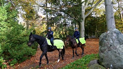 Patrol Policji Konnej Na Cmentarzu Centralnym