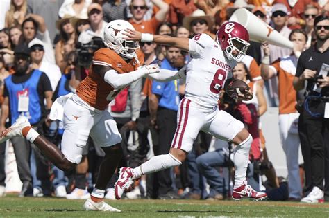 Dillon Gabriels Late Td Pass Carries No 12 Oklahoma Past No 3 Texas