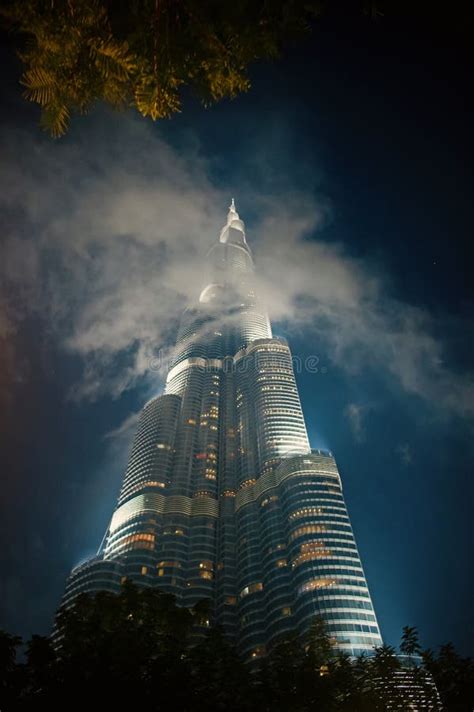 Khalifa De Burj En La Noche Y La Niebla Con Humo El Khalifa De Burj Es