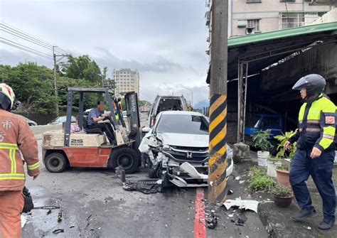 新北女駕駛「1動作」自撞電桿送醫！車頭全毀畫面曝光 社會 中時新聞網