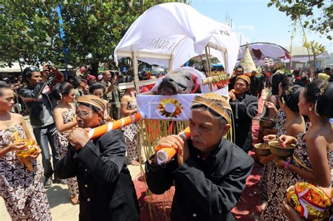 Tradisi Larung Sesaji Antara Foto