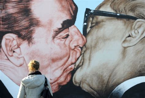 Leonid Brezhnev And Erich Honecker Kissing Berlin Wall Historia