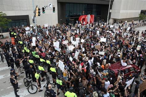 Protestos por morte de George Floyd pela polícia se estendem pelos EUA