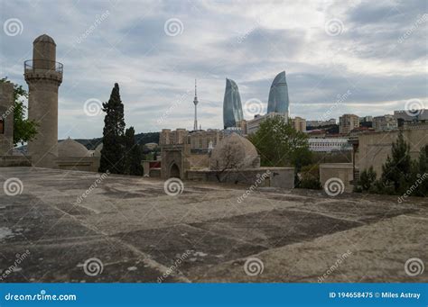 Historiska Byggnader I Den Gamla Staden Baku Med Flamtorn Skyskrapor