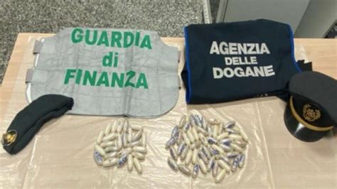 Ingoia 74 Ovuli Di Cocaina Fermato Un Uomo Al Confine Con La Svizzera