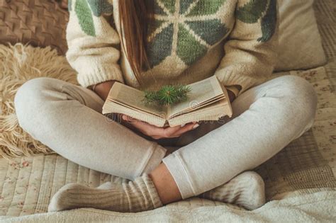 Comfortabel Huis Het Mooie Meisje Leest Een Boek Op Het Bed Goedemorgen