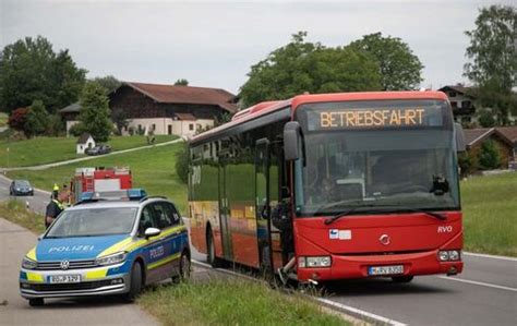 Missgl Cktes Berholman Ver Auto Kracht Bei Truchtling In Bus Fotos