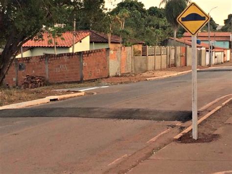 G1 Prefeitura constrói quebra molas em rua após criança morrer