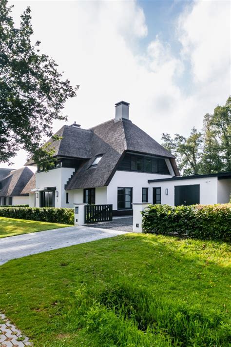 Witte Villa Met Rieten Dak Met Liefde Ontworpen Door Eve Architecten