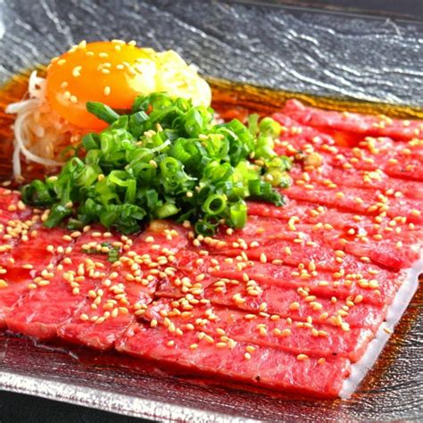 にくだらけのおしゃれな焼肉店で！にくだらけ名物料理満載★和牛炙りユッケ、 炙りサーロイン寿司、希少部位3種など贅を尽くした料理を堪能｜六本木の