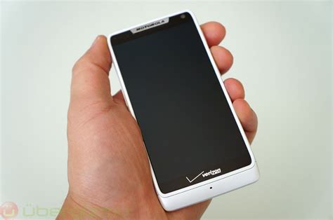 Motorola Droid RAZR M Review Ubergizmo