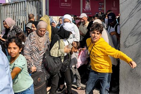 A Rafah Au Point De Passage Entre LEgypte Et Gaza Les Gens Se